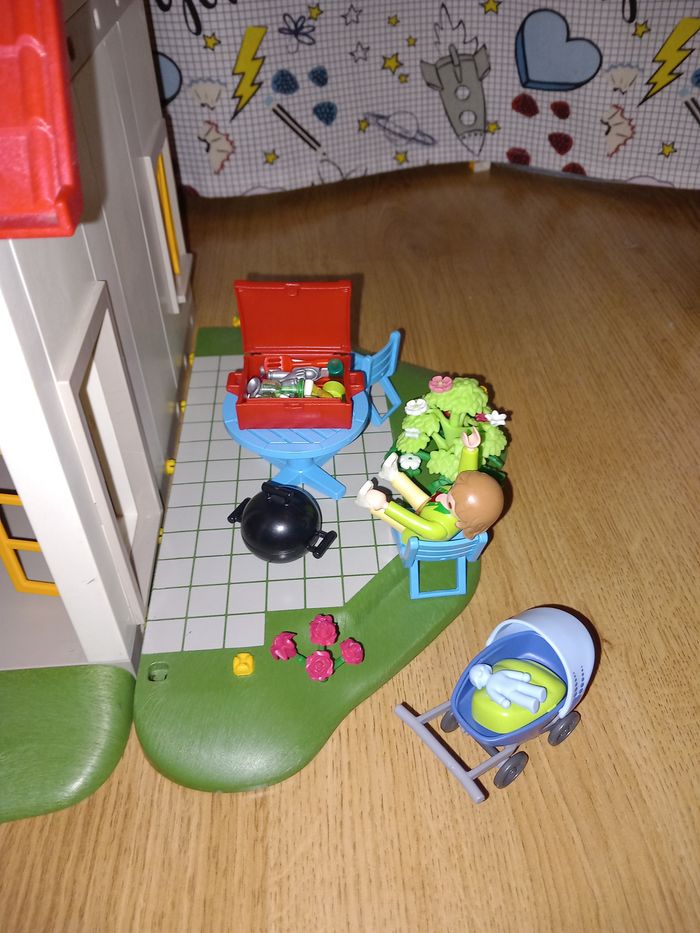 Maison playmobil avec accessoires et personnages - photo numéro 3