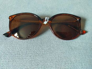 Lunettes de soleil ambrées chic – Neuves