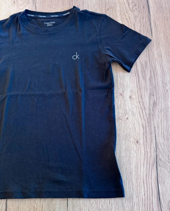 Tee shirt Calvin Klein taille 10-12 ans comme neuf - photo numéro 5