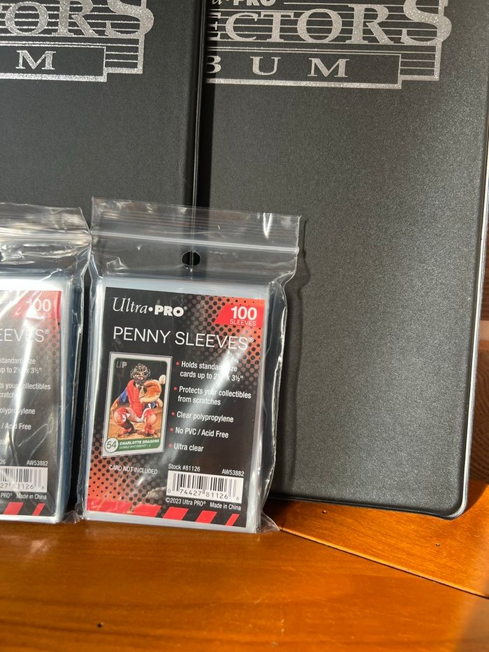 Lot de 2 classeurs Collectors + 200 sleeves Ultra Pro - photo numéro 2