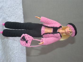 Barbie et son joli ensemble noir et rose