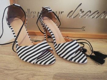 Chaussures à talons, rayées avec lanières