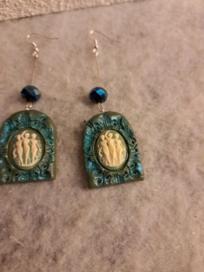 Boucles d'oreilles pendante pâte polymere avec les 3 grâce - photo numéro 4