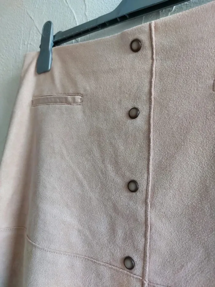 Jupe courte aspect daim beige avec boutons Taille 38 - photo numéro 2