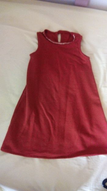 Robe rouge épaisse collier doré