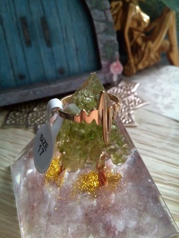 Bague + pyramide arbre de pierres de péridot