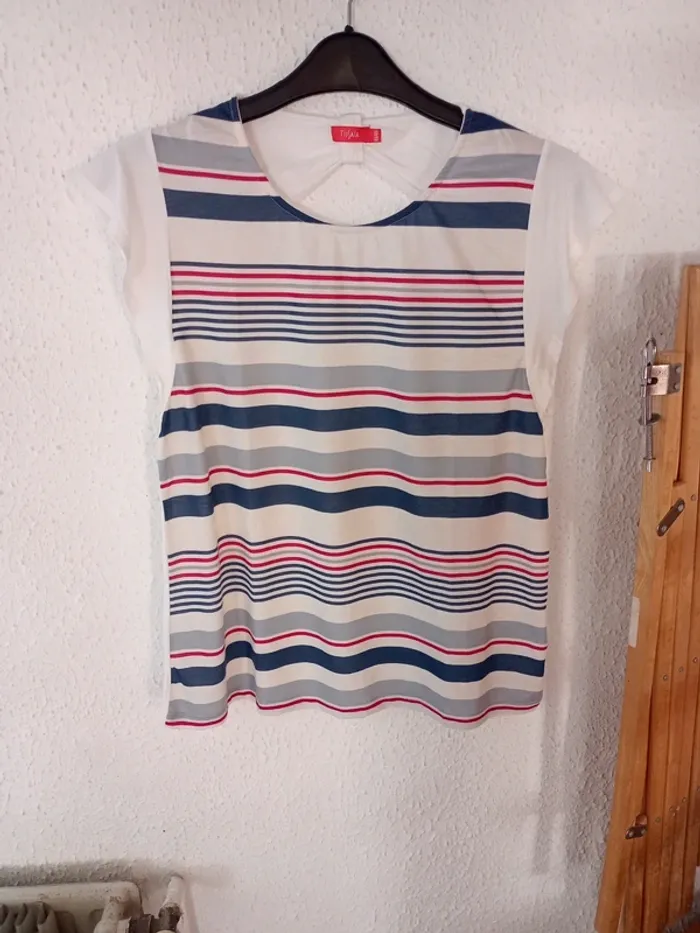 T-shirt rayé/ouverture dans le dos