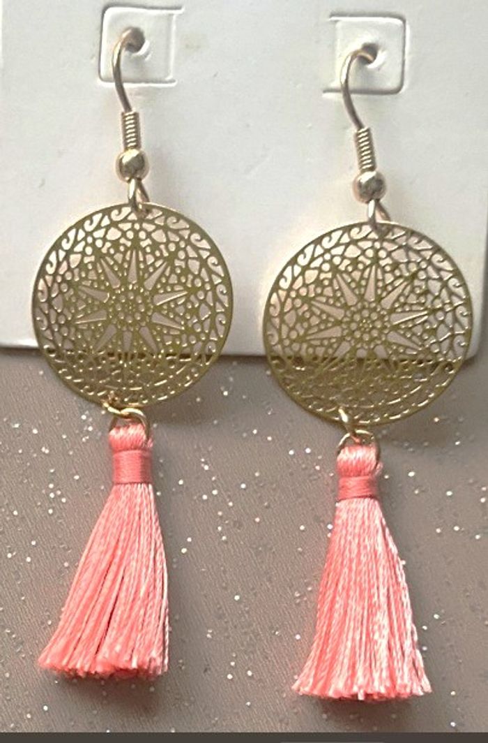 Boucles d'oreilles dorées et pompons saumon - photo numéro 2