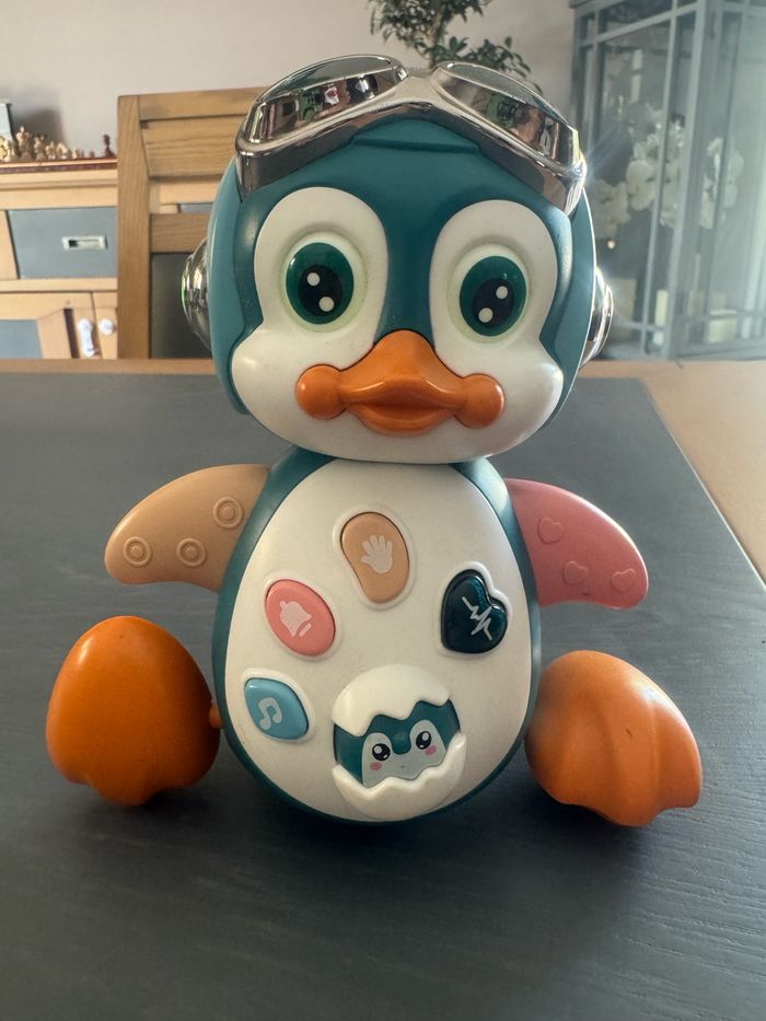 Robot pingouin musical Moontoy