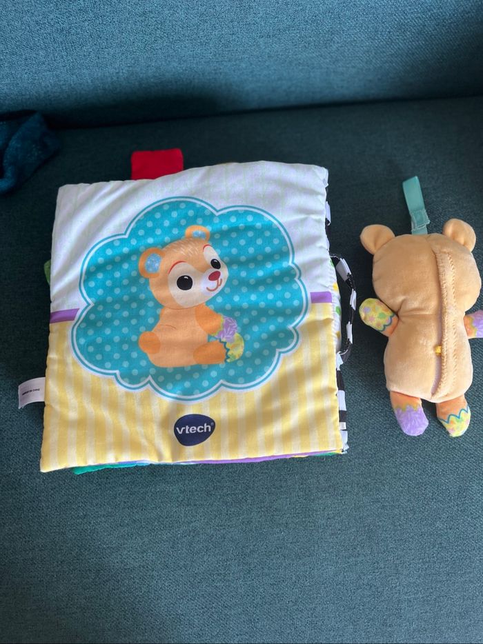 Grand livre et sa peluche - photo numéro 2
