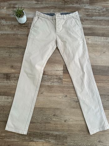 - Chino Devred (A) - Taille 38 - Très bon état, manque bouton