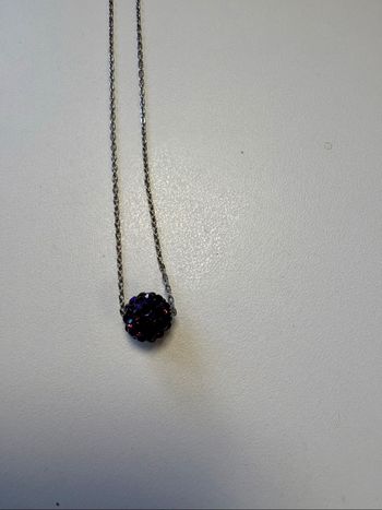 Collier argenté avec boule scintillante violette