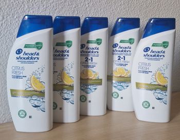 Shampooing head and shoulders 