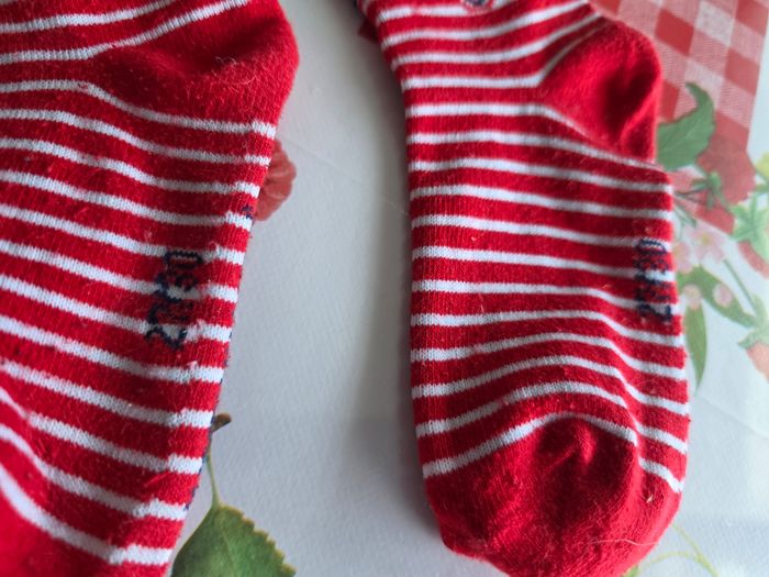 CHAUSSETTES PYJAMASQUES ROUGE RAYÉ TAILLE 27/30 - photo numéro 3