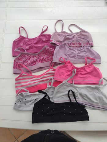 Lot de 9 brassières fille taille 8 ans