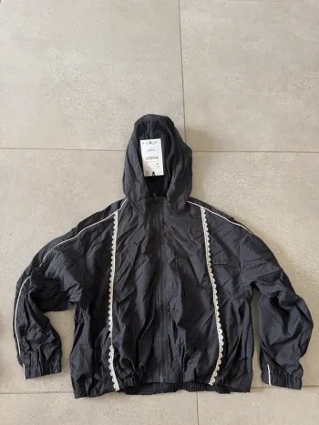 Blouson Zara 8/9 ans, neuf mais problème au niveau de la fermeture, à réparer