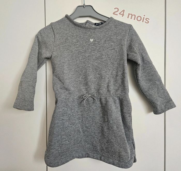 👗 Jolie robe grise à fil argenté – Kiabi – 24 mois