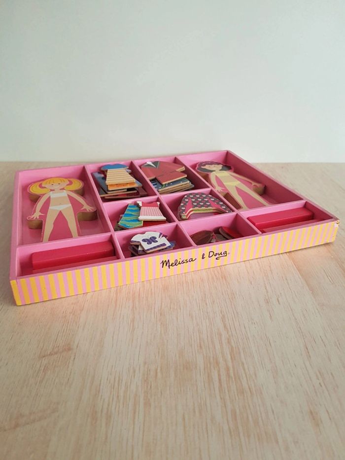 Jeu de vêtements magnétiques Abby & Emma de Melissa & Doug - photo numéro 3