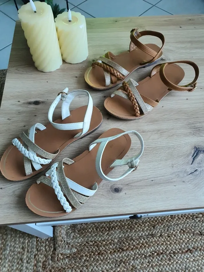 2 paires de sandalettes en très bon état pointure 33.