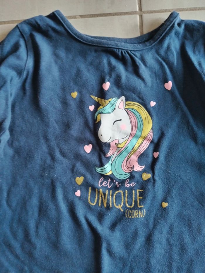Tee shirt manches longues taille 4ans très bon état