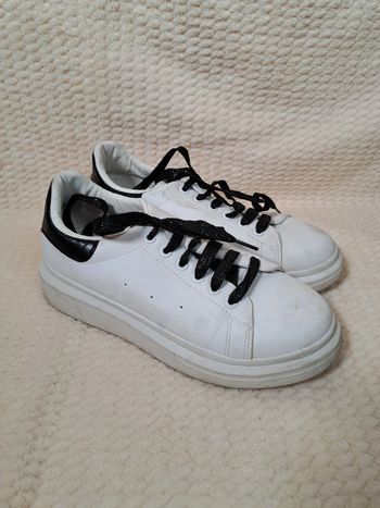 Baskets blanches à lacets noirs - Taille 39 👟