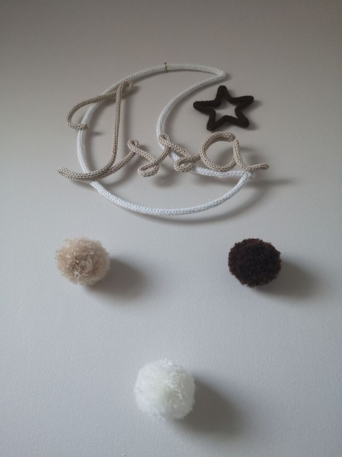 Prénom tricotin déco lune étoile et pompons - photo numéro 3
