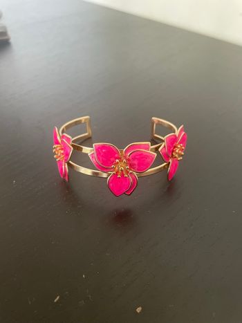 Bracelet avec des fleurs 