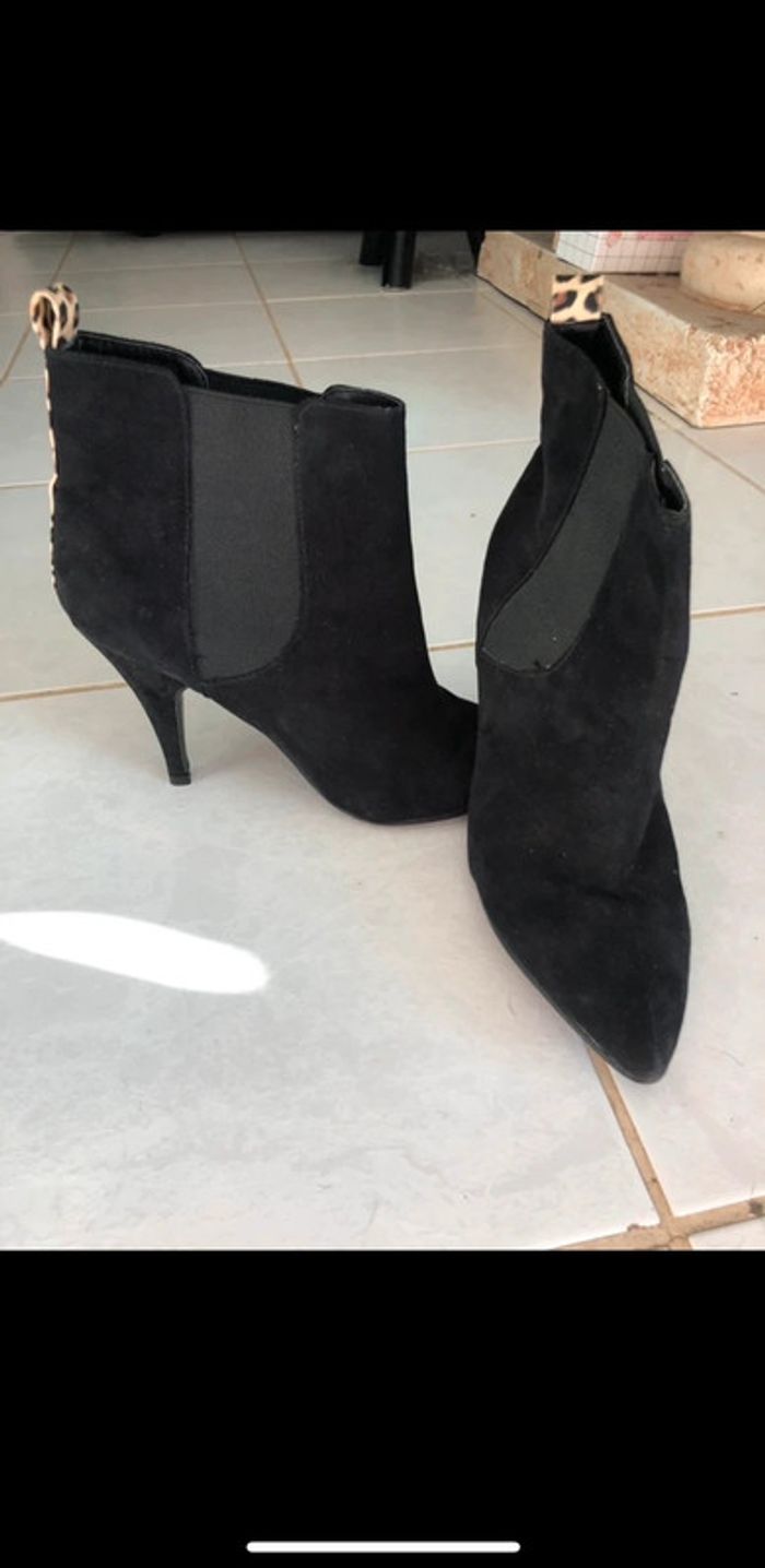 Bottines noires, matière peau de pêche. Comme neuve - photo numéro 4