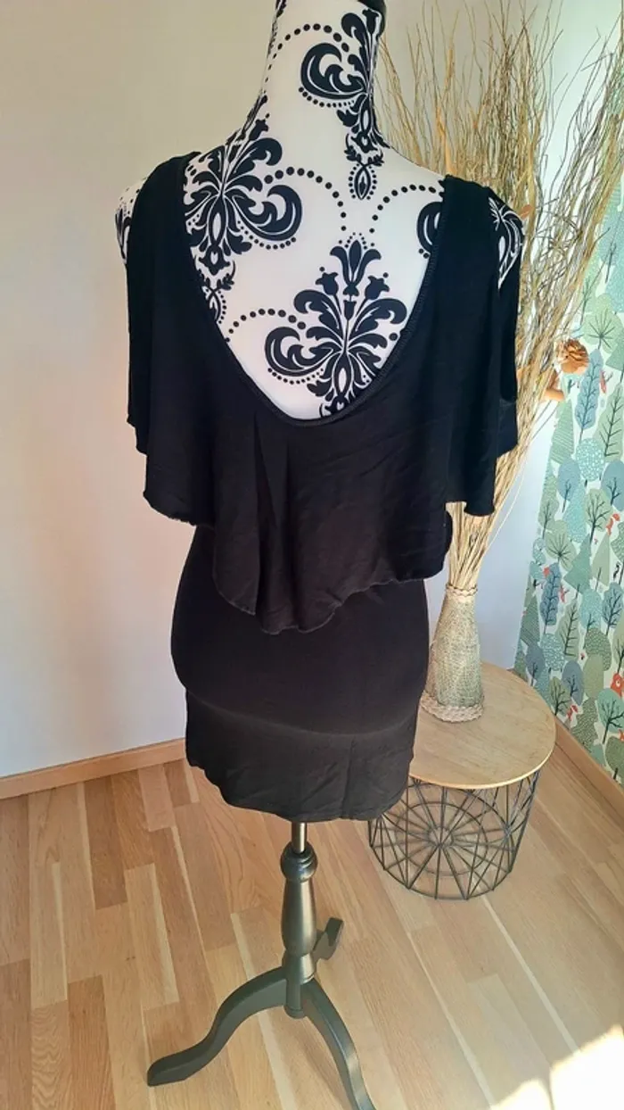 Superbe robe noir sexy avec son décolleté plongeant devant et dans le dos - photo numéro 4