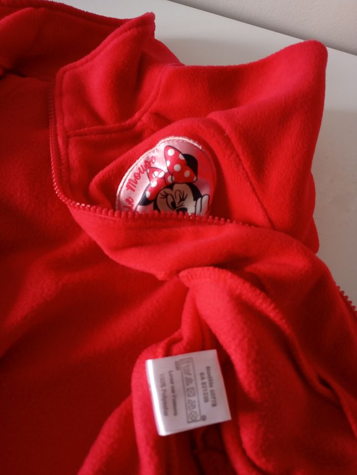 Gilet polaire rouge. 5 ans . Polyester. 2 poches et fermeture éclair métal.Disney Minnie. Très bon état - photo numéro 9