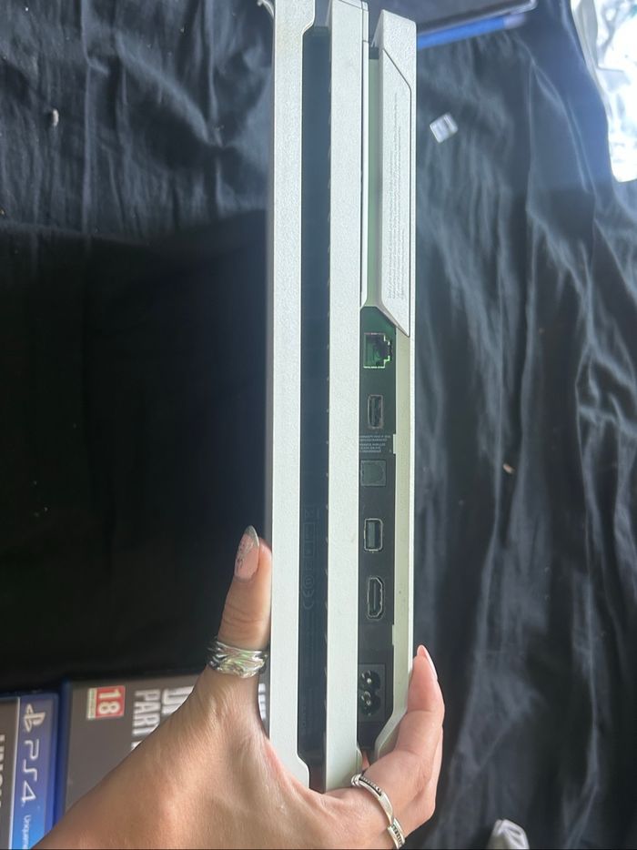 Ps4 Slim 1To + 2 manettes neuves + 4 jeux en excellent état - photo numéro 4