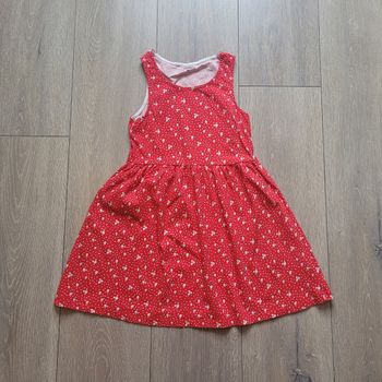Très jolie robe rouge à fleur blanche. Fille 8 ans. Marque Kiabi