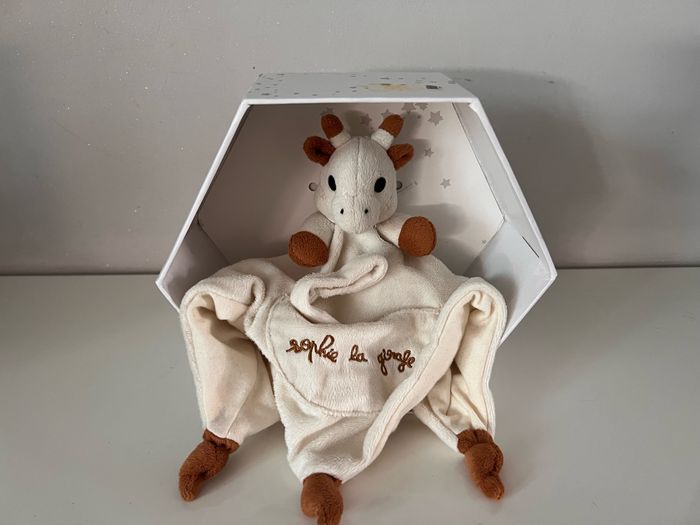 Doudou Sophie la girafe  Neuf  Vendu sans boite                #bebefille6mois_candysand    #bebegarcon #naissance #naissancegarcon #nourrisson #maternité #sacfemme #grossesse #ensemblebebe #prixnegociable #prixlots #chauffebiberon #éveil #eveilbebe #joue - photo numéro 2