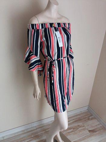 Robe avec étiquette taille 36 cache cache