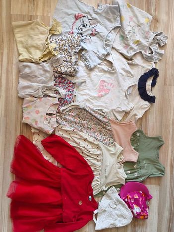 Lot vêtements fille 18 mois Hugo boss. ,Disney petit bateau etc 