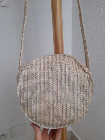 Joli sac bandoulière rond coloris naturel & argenté