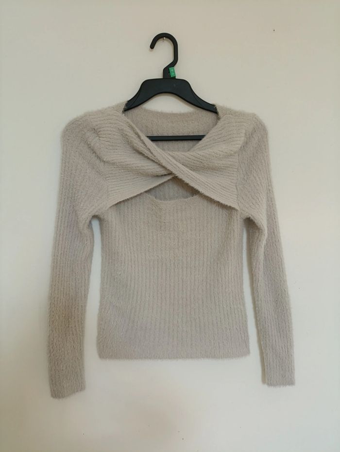 Top doux beige croisé au col, effet mohair manches longues