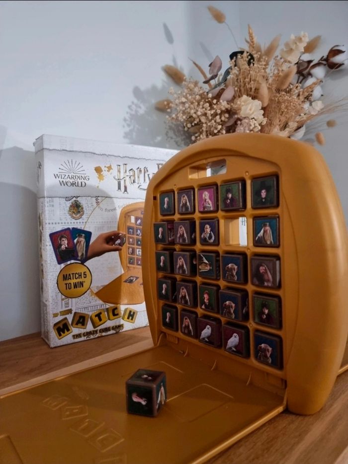 Jeu de société Harry Potter

Soyez le premier joueur à aligner 5 cubes identiques verticalement, horizontalement ou en diagonale pour gagner la partie.
Un jeu simple, alliant observation et stratégie.

Neuf - photo numéro 5