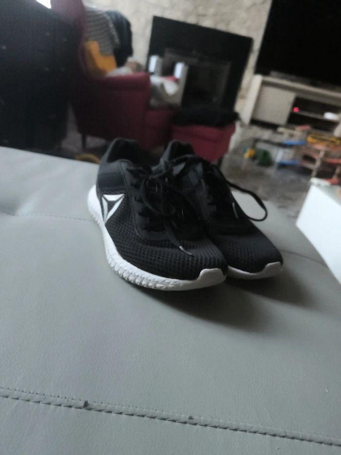 Paire de baskets Reebok noire flexagon energy