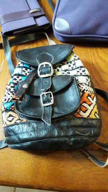 Mini sac dos ethnique cuir et broderie multicolore