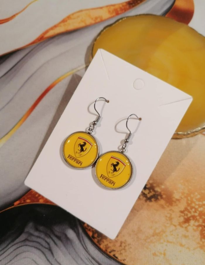 Boucle d'oreille Ferrari