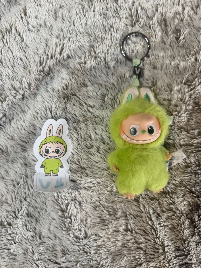 Labubu pin for love lettre V - photo numéro 2