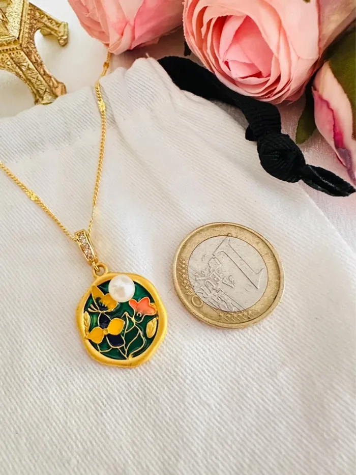 Collier pendentif floral émaillé – perle naturelle, doré, fait main – style poétique et rare - photo numéro 2