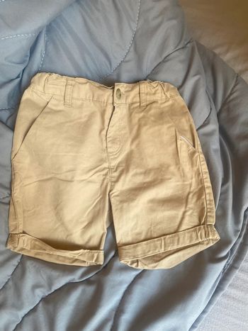Short beige 4 ans réglable à la taille grâce aux boutons de serrage intérieur