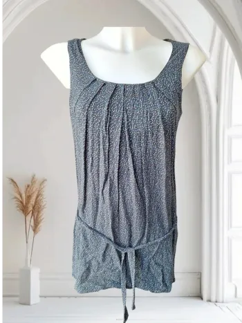 Robe bleu marine avec une petite pointe de blanc et de bleu clair