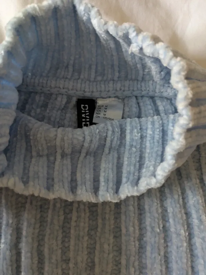Pull court doux bleu clair très bon état M 38 H&M - photo numéro 2