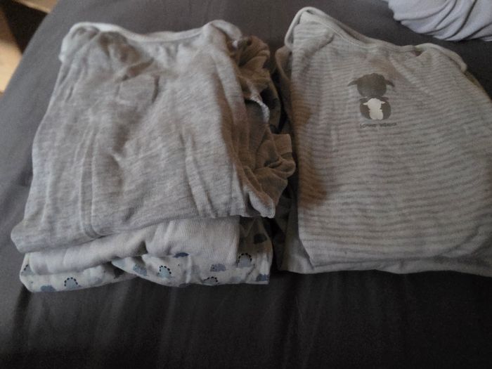 Lot 6 bodys 23 mois - photo numéro 2