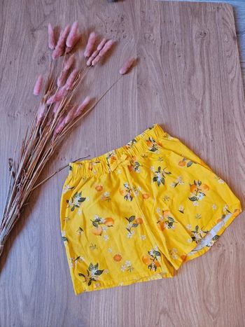 Short jaunes lc waikiki 4/5 ans