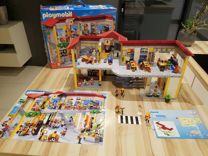 Boîte école playmobil set 4324 date de 2009 + scène du passage piéton