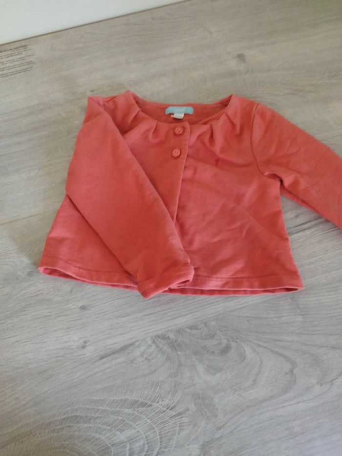 Gilet dans les tons corail
